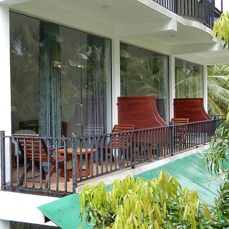 Lake Edge Holiday Inn Tissamaharama Phòng bức ảnh