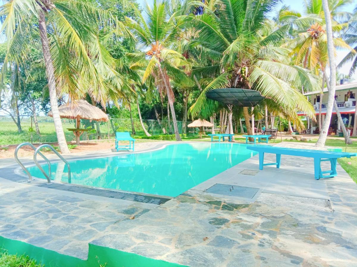 Lake Edge Holiday Inn Tissamaharama Ngoại thất bức ảnh