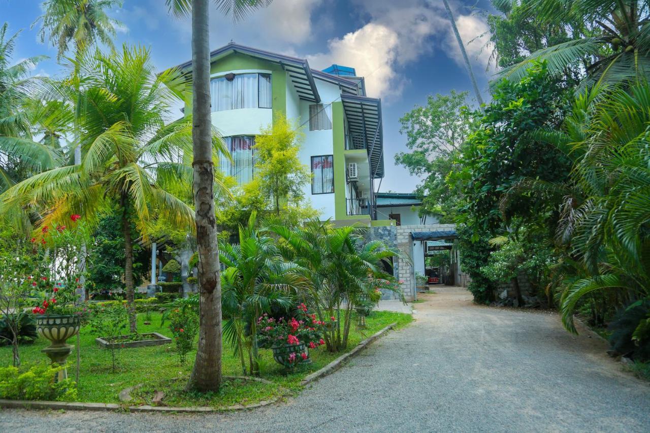 Lake Edge Holiday Inn Tissamaharama Ngoại thất bức ảnh