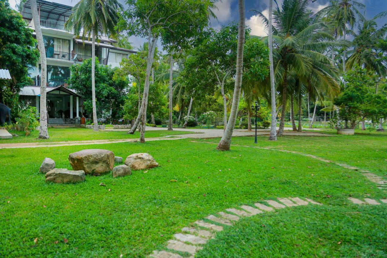 Lake Edge Holiday Inn Tissamaharama Ngoại thất bức ảnh