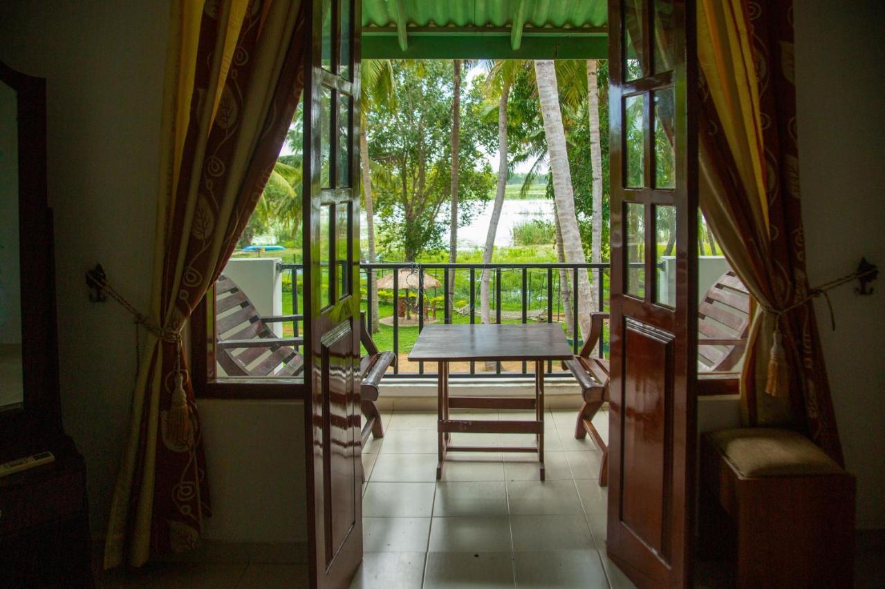 Lake Edge Holiday Inn Tissamaharama Ngoại thất bức ảnh