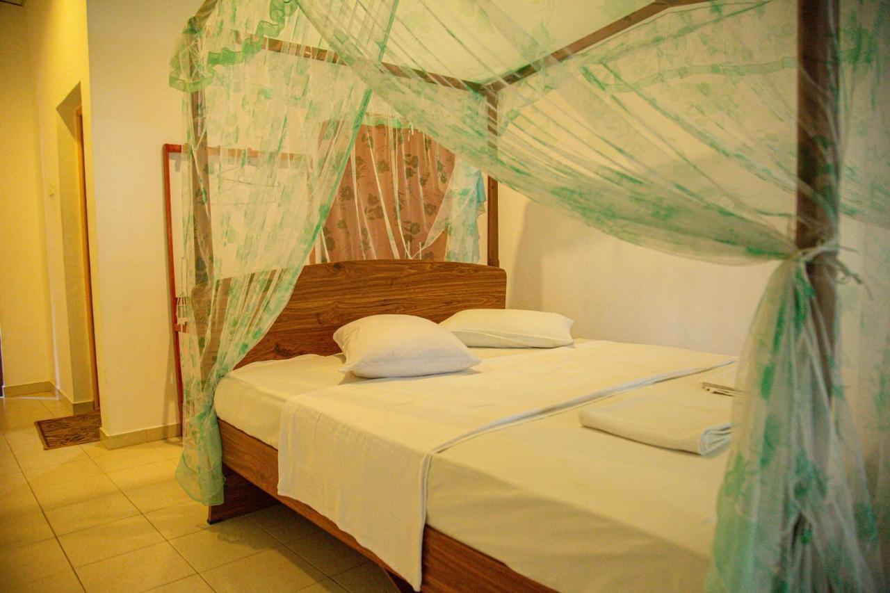 Lake Edge Holiday Inn Tissamaharama Ngoại thất bức ảnh