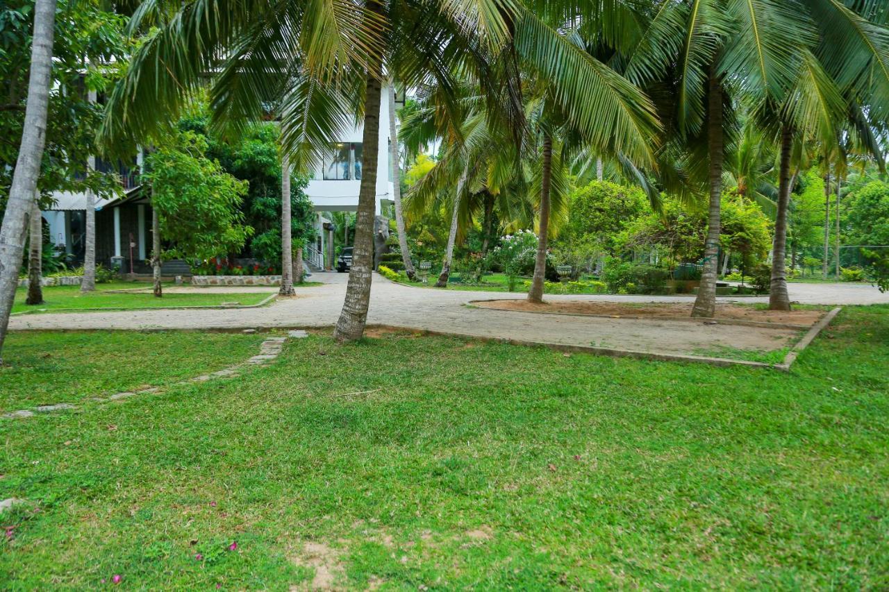 Lake Edge Holiday Inn Tissamaharama Ngoại thất bức ảnh