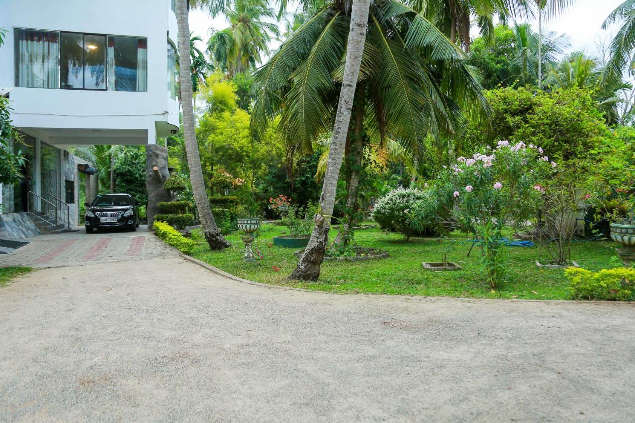 Lake Edge Holiday Inn Tissamaharama Ngoại thất bức ảnh