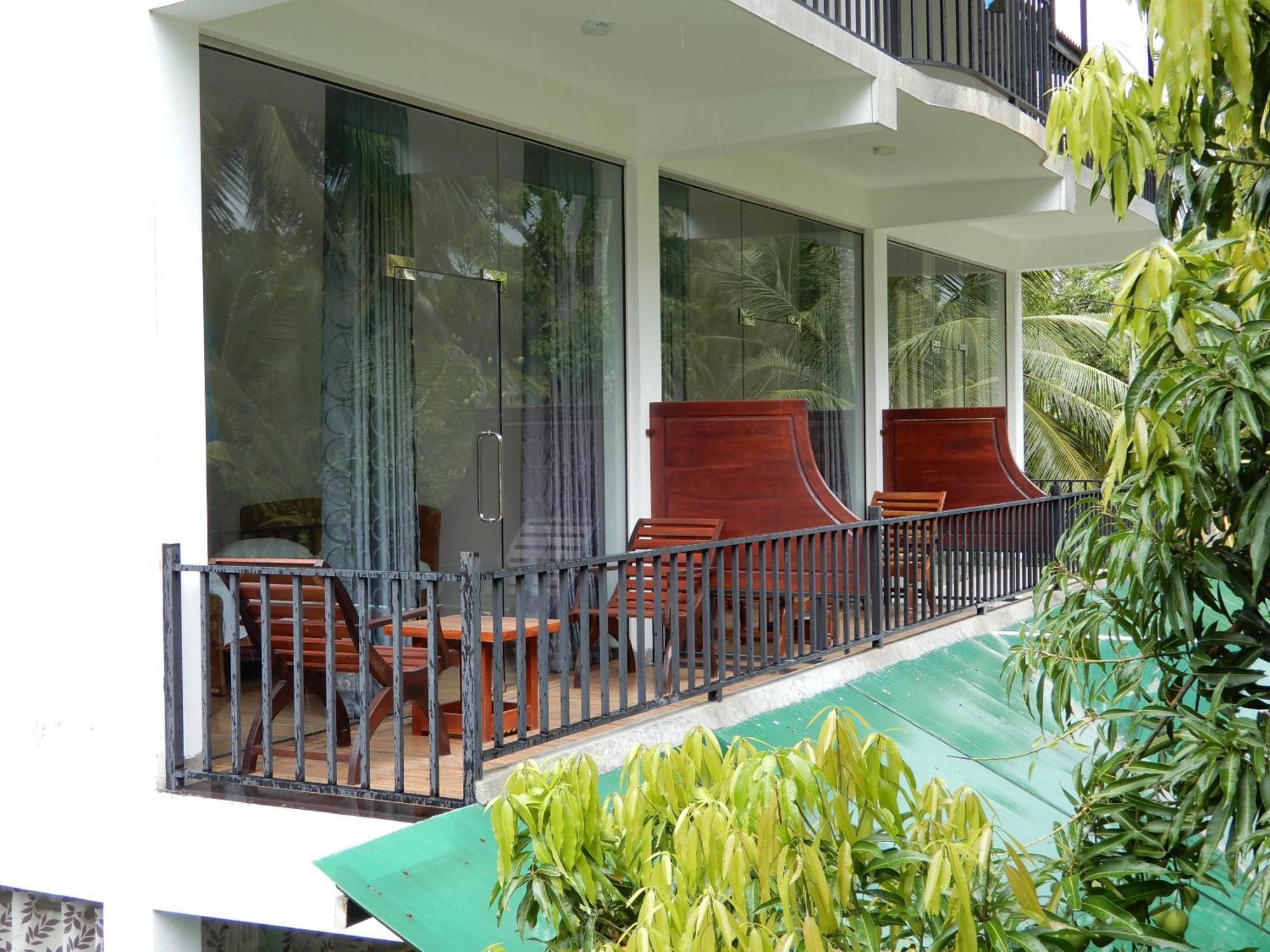 Lake Edge Holiday Inn Tissamaharama Phòng bức ảnh