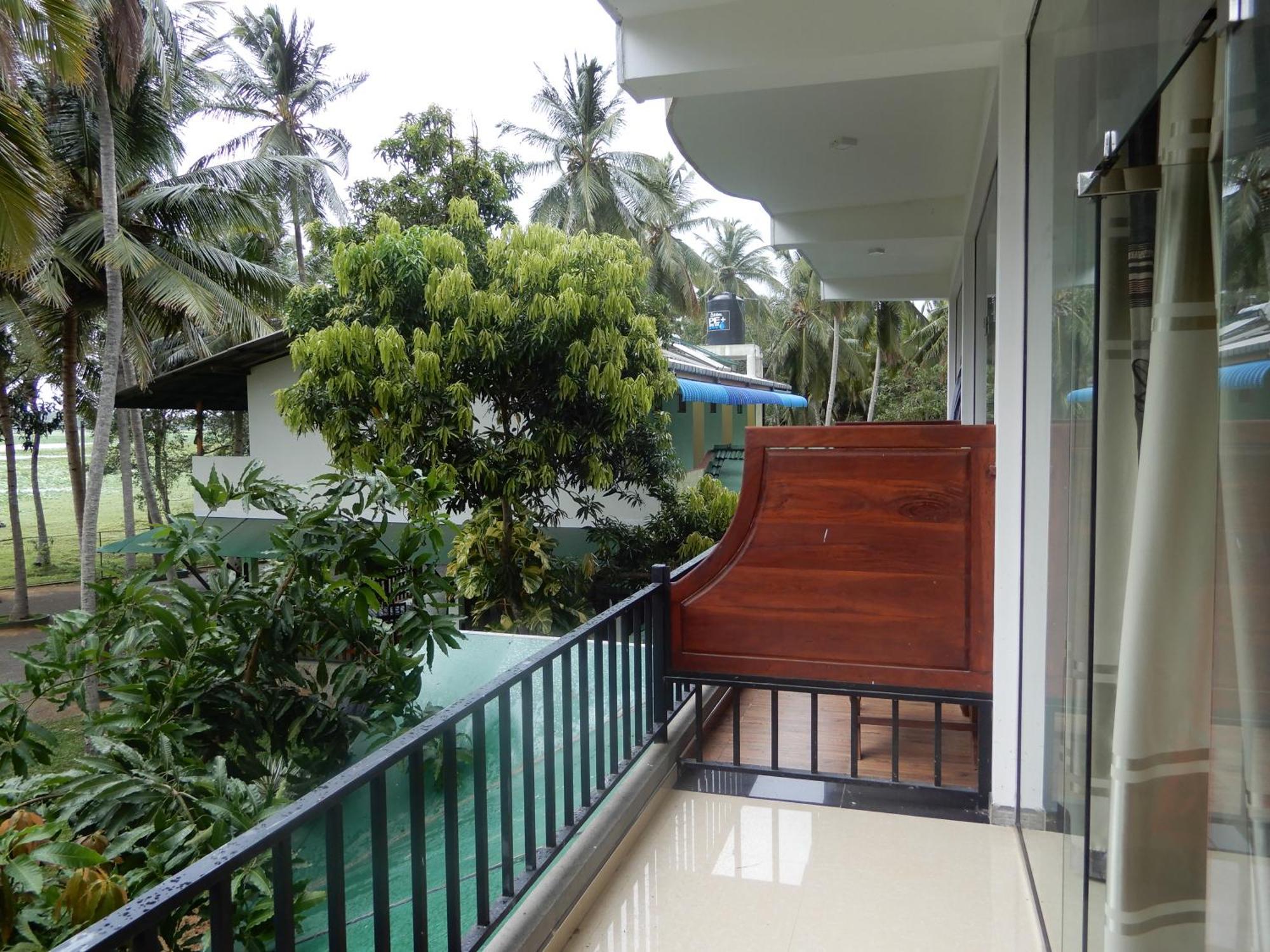 Lake Edge Holiday Inn Tissamaharama Phòng bức ảnh