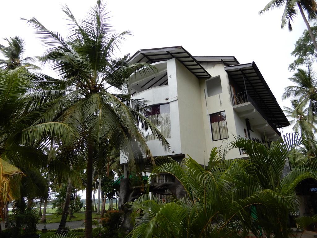 Lake Edge Holiday Inn Tissamaharama Ngoại thất bức ảnh