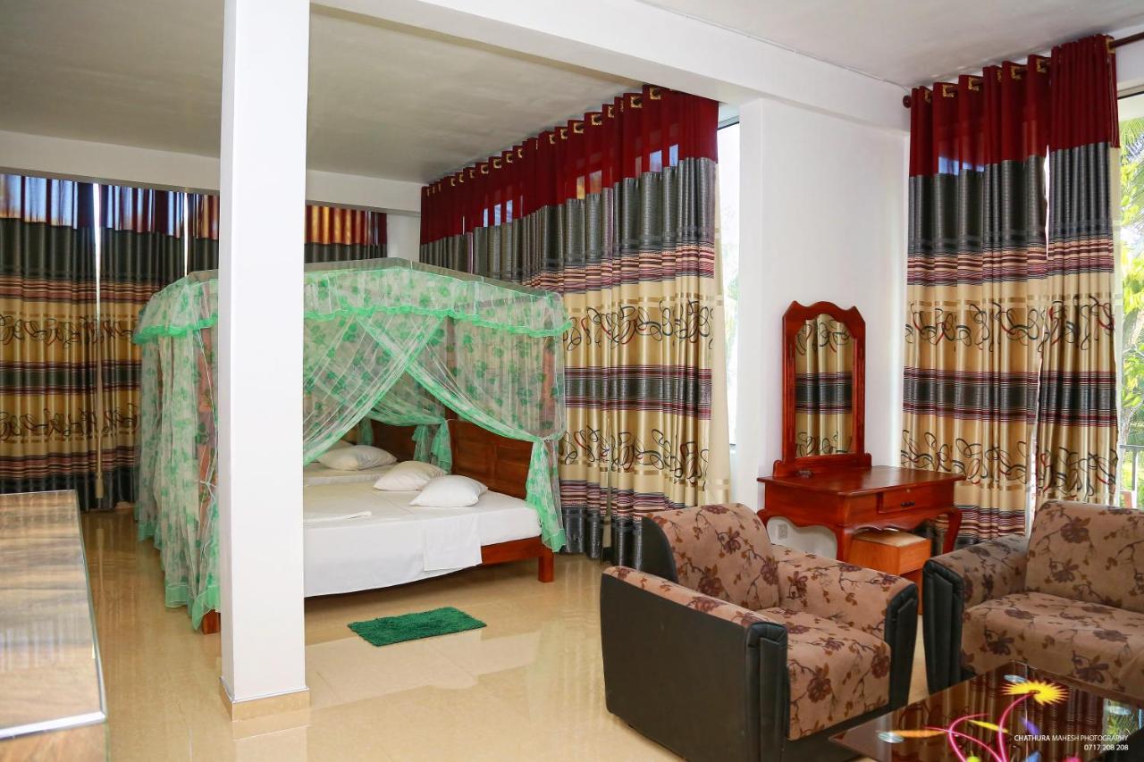 Lake Edge Holiday Inn Tissamaharama Ngoại thất bức ảnh