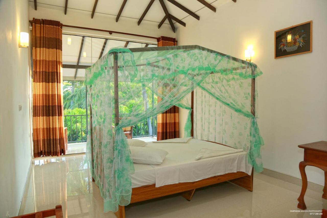 Lake Edge Holiday Inn Tissamaharama Ngoại thất bức ảnh