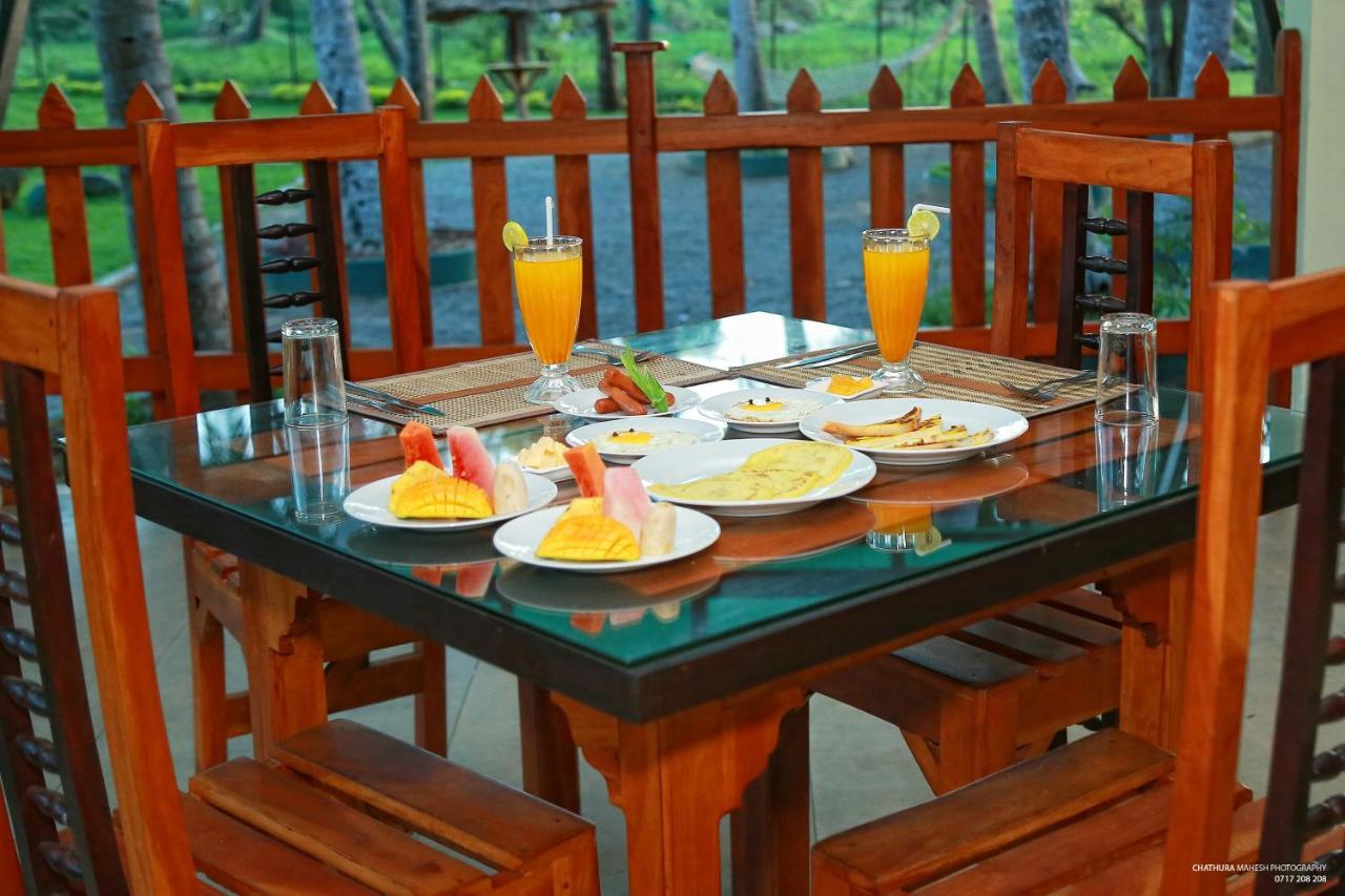 Lake Edge Holiday Inn Tissamaharama Ngoại thất bức ảnh