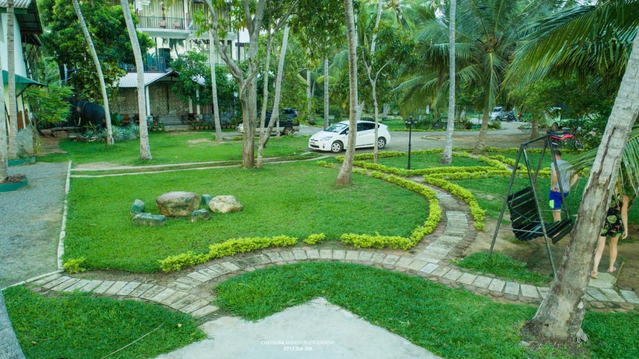Lake Edge Holiday Inn Tissamaharama Ngoại thất bức ảnh